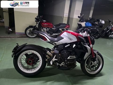 MV-아구스타 드랙스터 800 RR 2015년식 신차급 관리상태