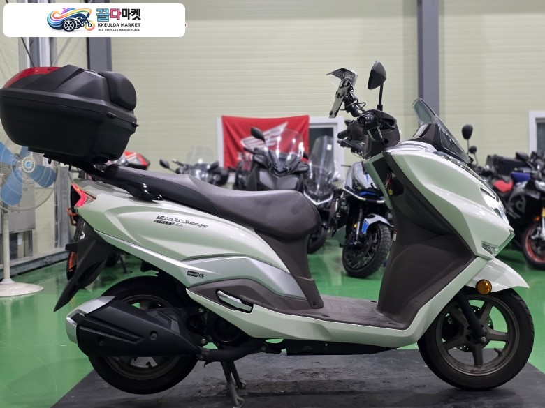 스즈끼 버그만 스트리트 125 EX 2024년식 스즈키 버그만스트리트125EX 24년식 4천km짧은키로수 깔끔한셋팅 최저가판매합니다.