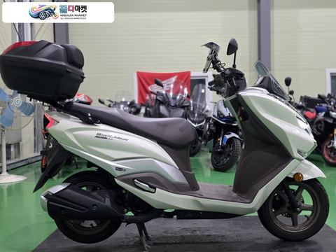 스즈끼 버그만 스트리트 125 EX 2024년식 스즈키 버그만스트리트125EX 24년식 4천km짧은키로수 깔끔한셋팅 최저가판매합니다.