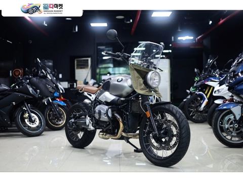 BMW R 나인 T 스크램블러 2017년식 정품 아크라포빅 순정 슬립온 배기 탑재된 무사고 깔끔한 클래식 네이키드 차량입니다.