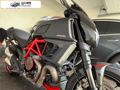 두카티 디아벨 카본 2011년식 DUCATI DIAVEL CAARBON