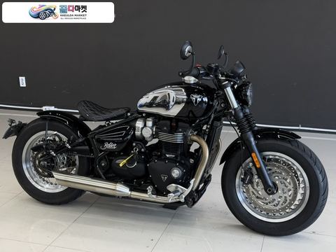 트라이엄프 본네빌 바버 2023년식 23년 7,400km 한정판 크롬에디션 / 500만원 이상 앞뒤 키네오 휠 장착된 본네빌 바버 팝니다.