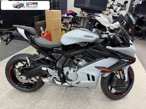 CF모토 675 SR R 2026년식 CFMOTO 코리아 CFMOTO 675SR-R 화이트 씨에프모토 675SR-R 네뷸라 화이트 색상 신차 무이자 카드 16개월 가능
