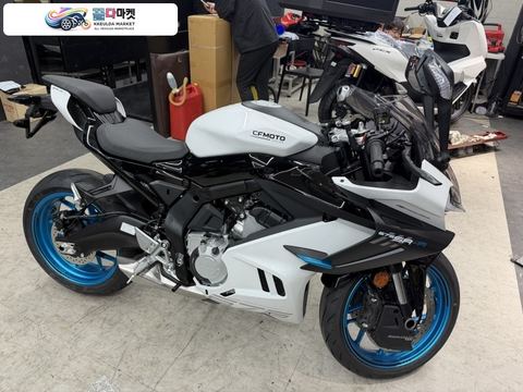CF모토 675 SR R 2026년식 CFMOTO 코리아 CFMOTO 675SR-R 화이트 씨에프모토 675SR-R 네뷸라화이트 색상 신차 무이자 카드 16개월 가능