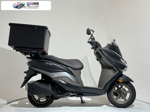 스즈끼 버그만 스트리트 125 EX 2024년식 [바이크스테이션] 위탁판매차량 점검완료 상태양호 1인차주 실주행거리1,860KM 신품배터리교체 소모품다수 정품키2개 윈드스크린 슬라이드짐대 배달통 자석충전거치대