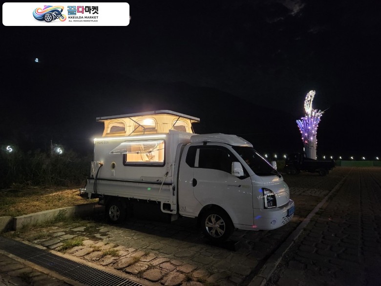 국산제조사 트레일러 2022년식 홈런 트럭캠퍼 샤워실있는 버전 팝니다.