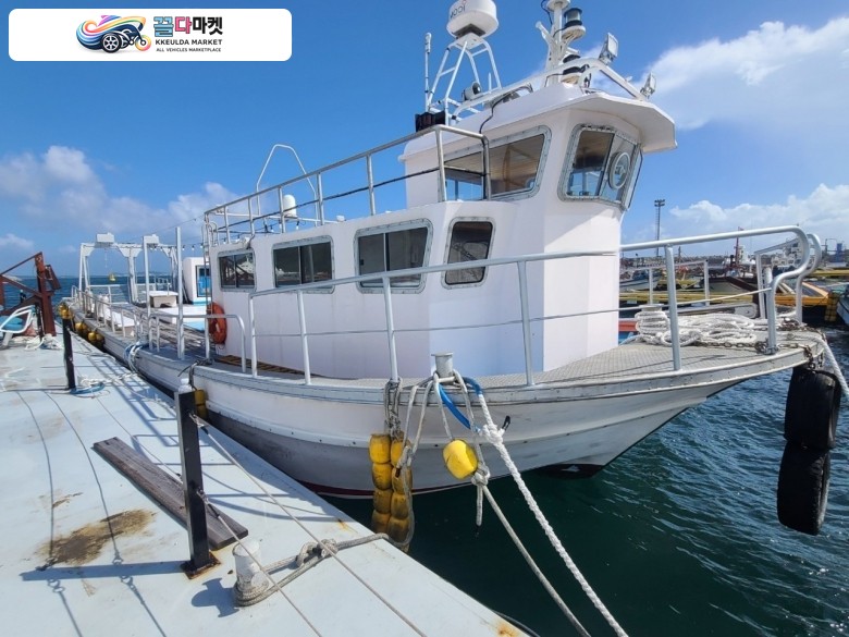 국산기타 레져형보트 2016년식 레져선 18톤 선내기 판매합니다.  (어장관리선 변경 가능해 보입니다.어선이력있음. 크레인거치대 있음.)