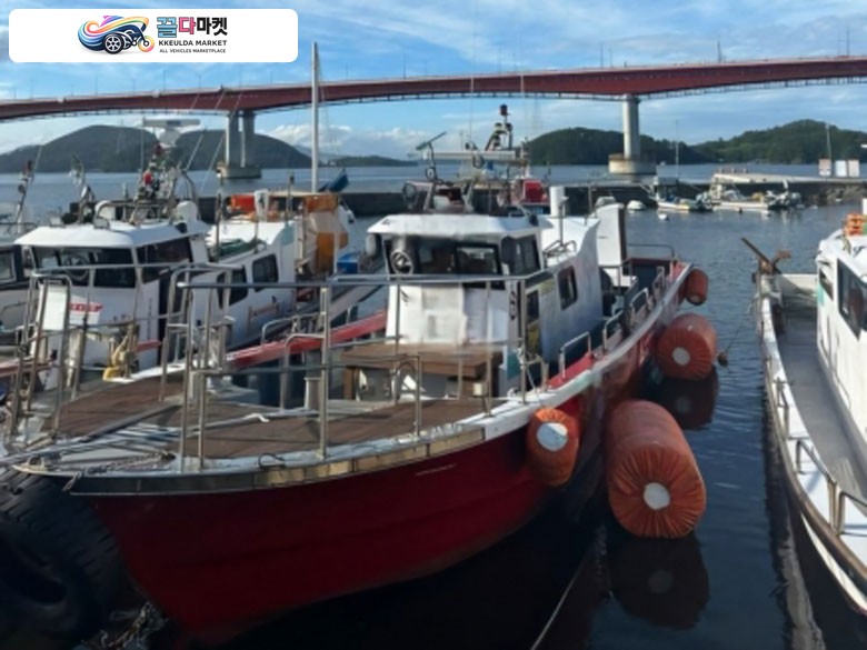 국산기타 어선 2015년식 전남 4.99톤 연안복합허가 낚시어선 판매합니다.