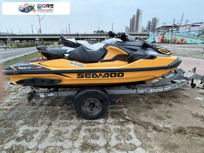씨두 RXT X 300 2021년식 씨두/RXT X 300 2021년식 씨두 노란색 3인승 판매합니다
