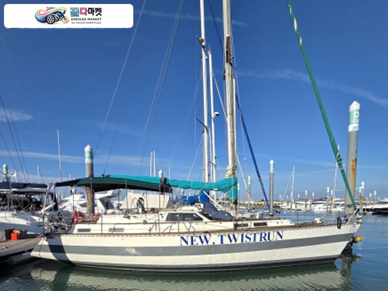 베네토 OCEANIS 42 1995년식 대항해용 센터콕핏 희귀매물 입니다.