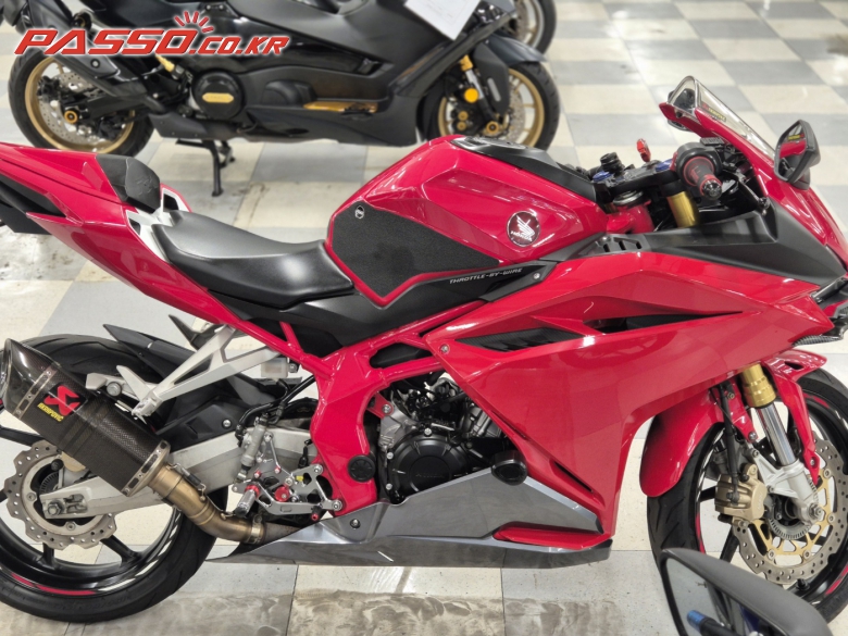 혼다 CBR 250 RR 2017년식 강렬한 레드가 주는 시선압도감 구변완료 백스텝 등 옵션 장착