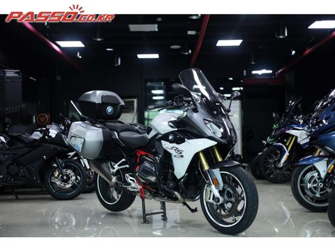 BMW R 1200 RS 2017년식 정품 아크라포빅 슬립온 배기 구변 완료된 정품 삼박스 장착된 최상급 중고 매물입니다.